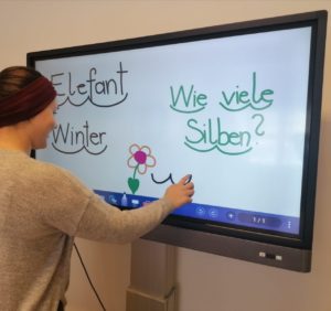 Lehrerin_Smartboard