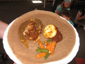 Injera mit Huhn und Ei